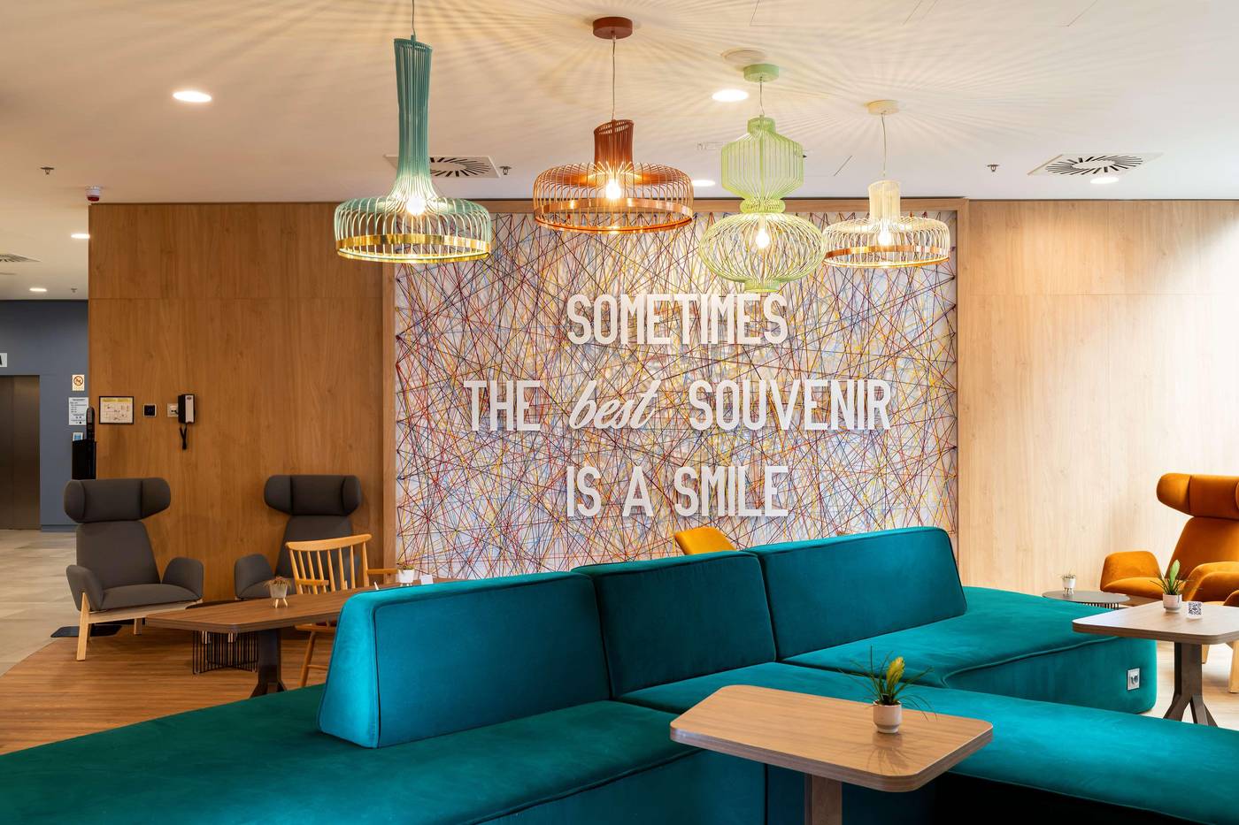 Hampton-By-Hilton-Budapest-City-Centre-Lobby-17