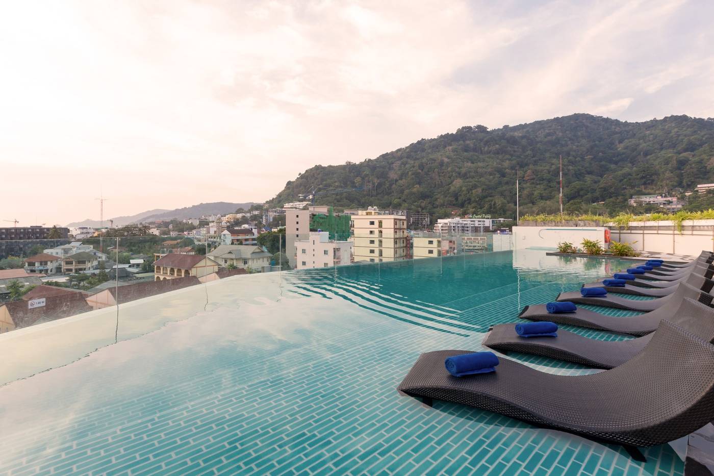 Oakwood-Hotel-Journeyhub-Phuket-Pool-3