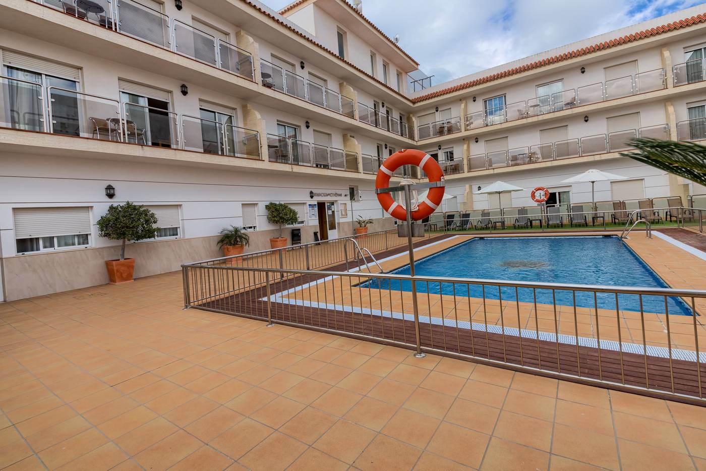 Loto-Conil-Apartamentos-Pool-2