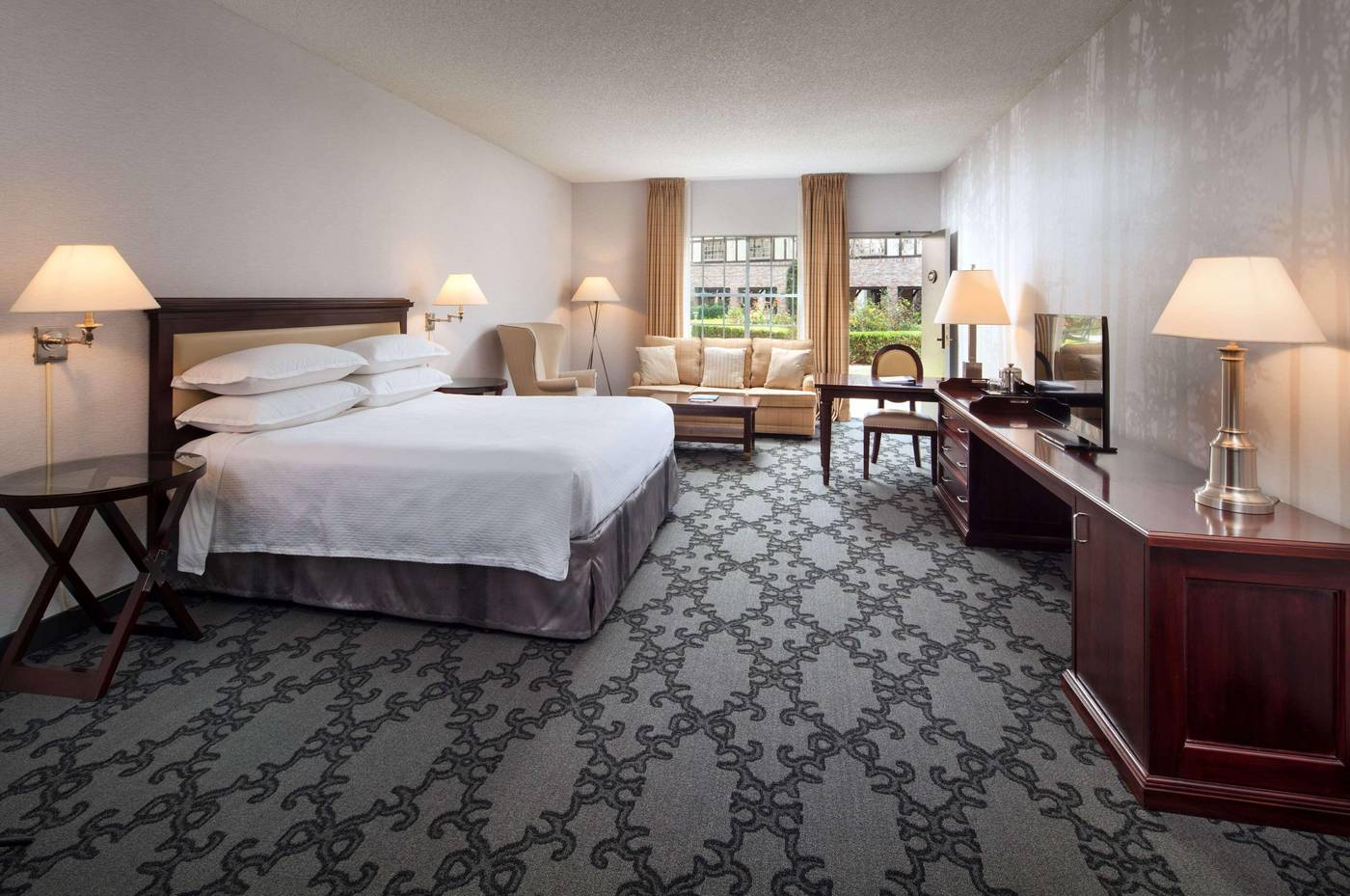 Anaheim-Majestic-Garden-Hotel-Room-15