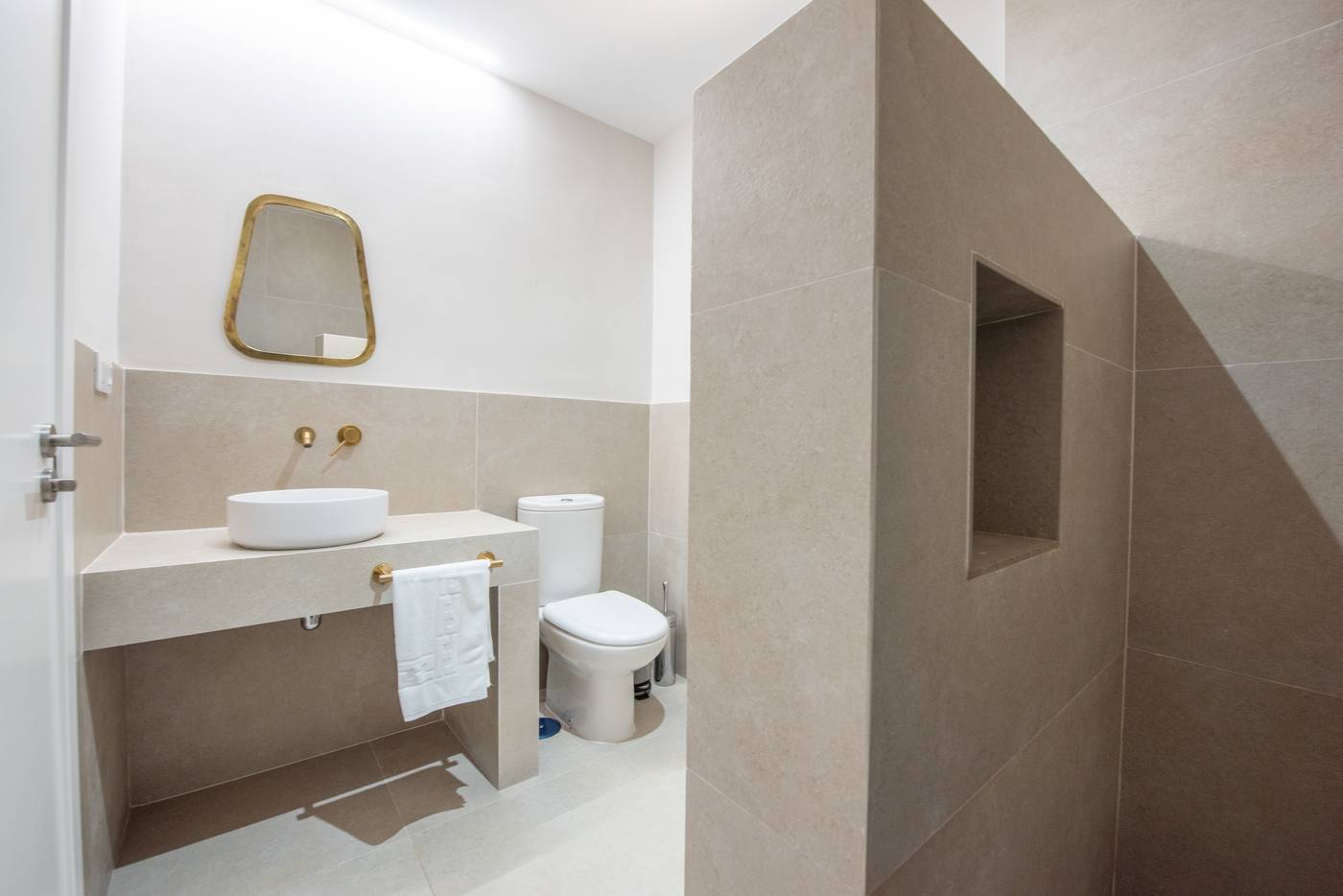 11.06.25 EREZA The White Homes