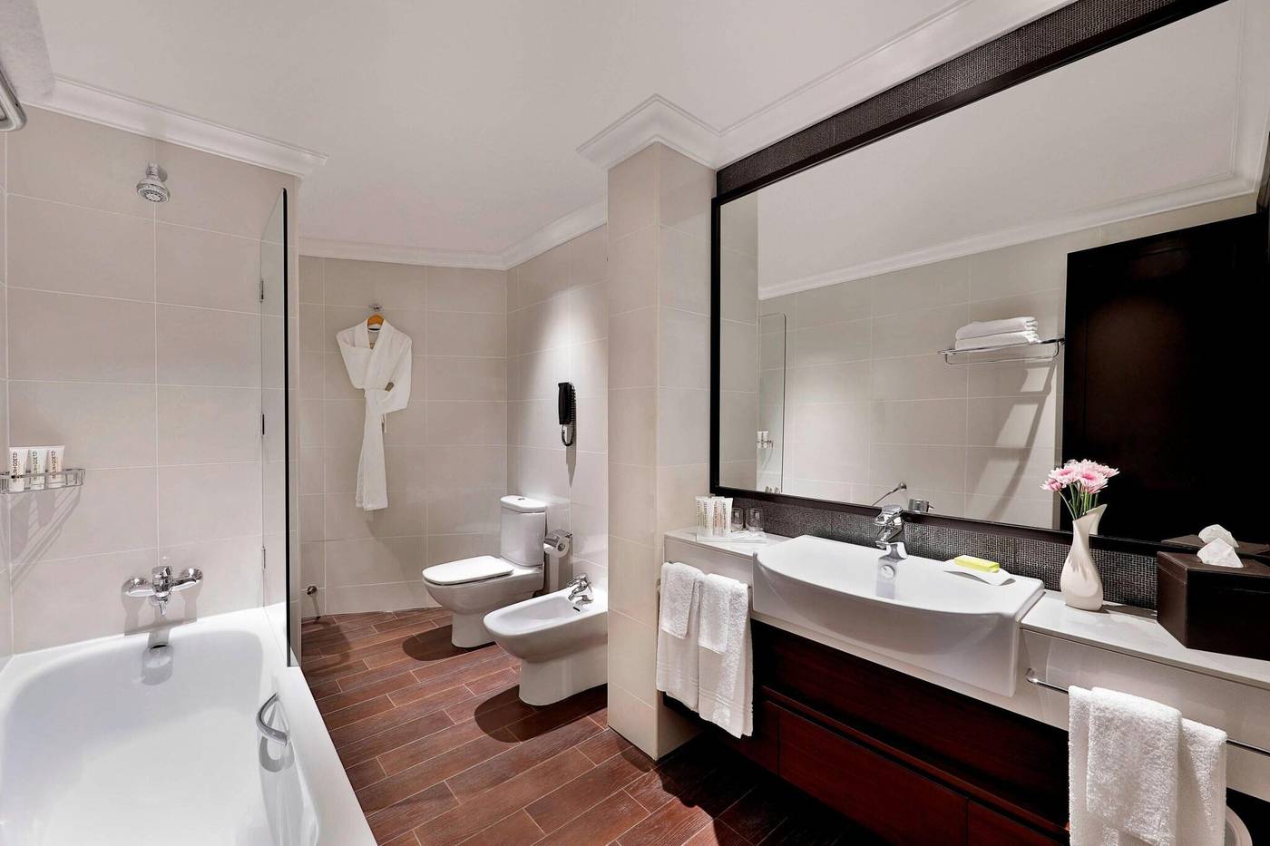 Le-Meridien-Mina-Seyahi-Beach-Resort---Marina-Room-46