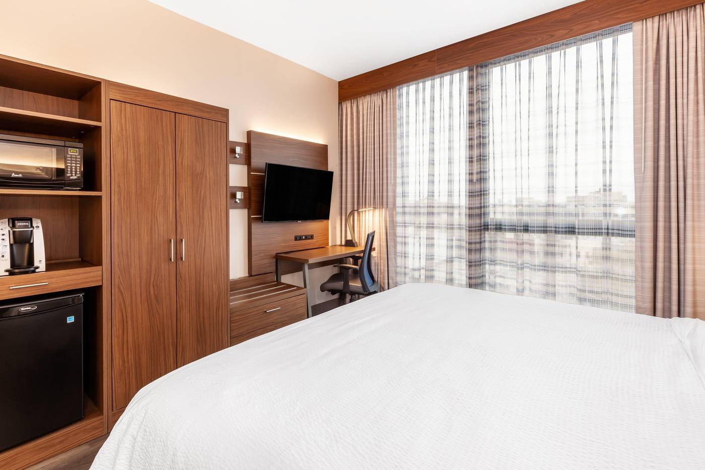 Holiday-Inn-Express-NYC-Brooklyn---Sunset-Park-Room-5