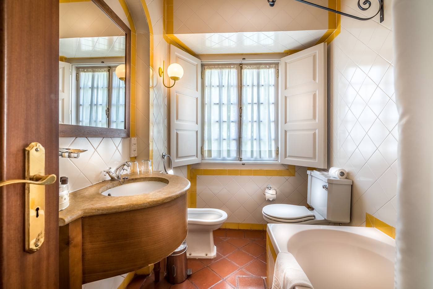 Lawrence-s-Hotel-Room-28