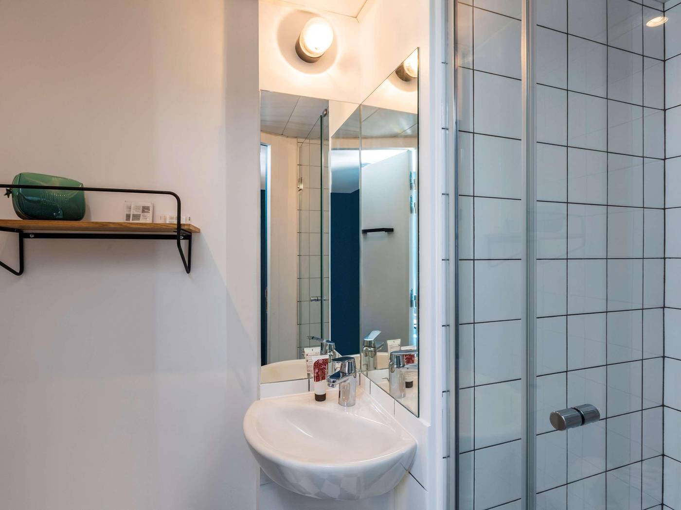 Ibis-Styles-Paris-Gare-de-lEst-Magenta-Room-20