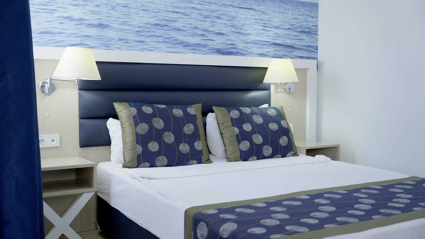 Club-Aqua-Plaza-Room-30