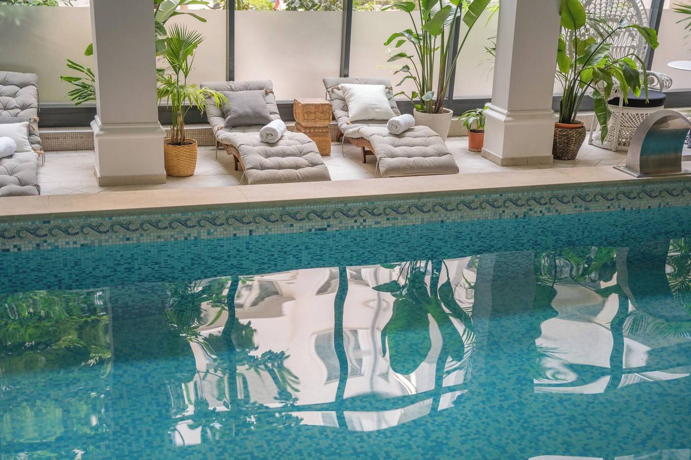 Queen-s-Court-Hotel-and-Residence-Pool-65