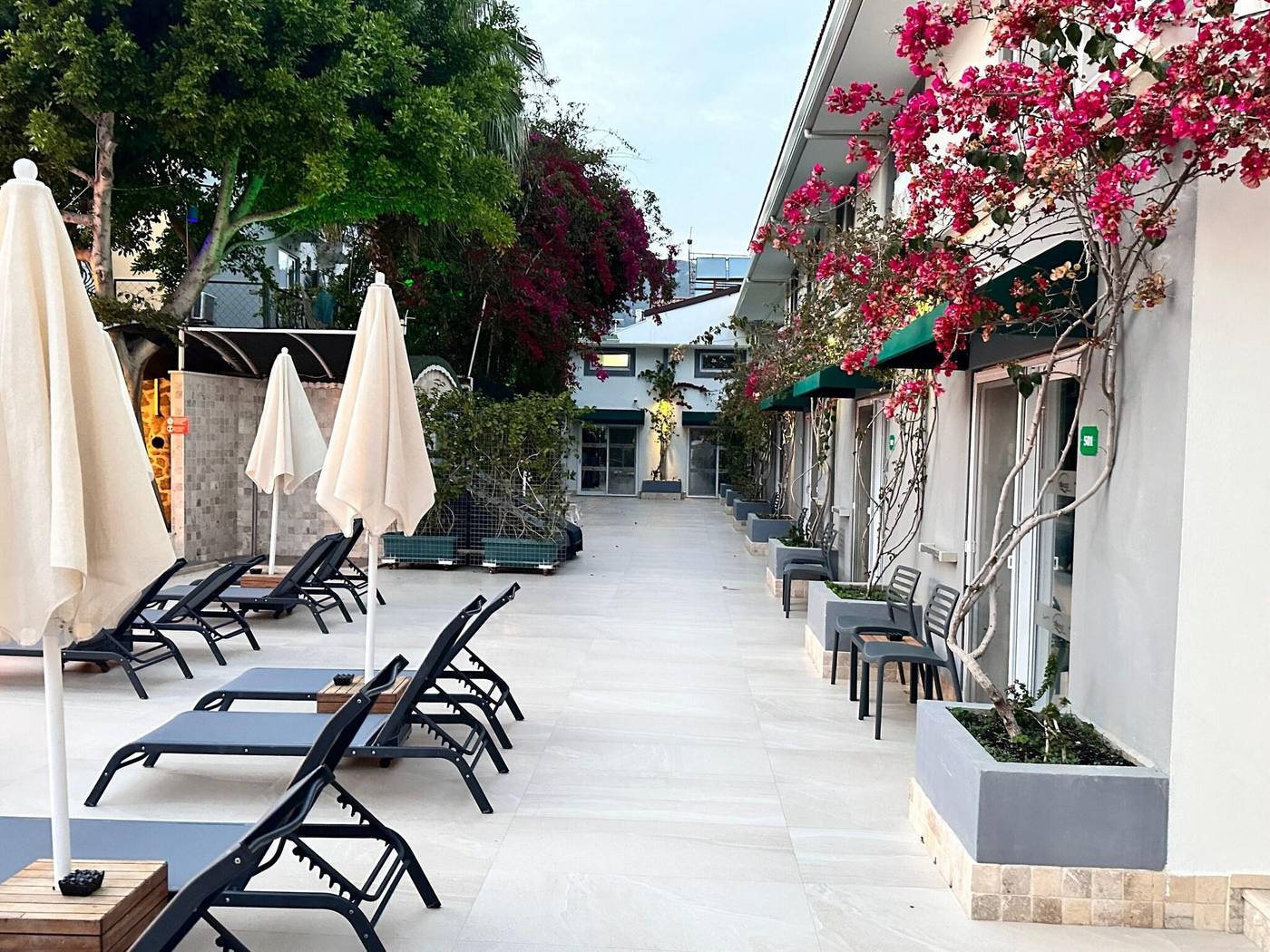 Tonoz-Beach-Hotel-Pool-13