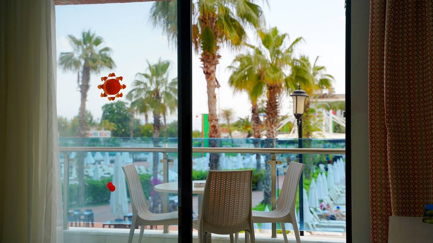 Club-Aqua-Plaza-Room-25