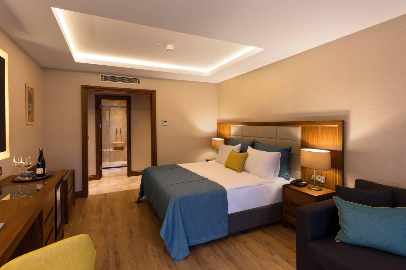 Endless-Art-Hotel-Room-5