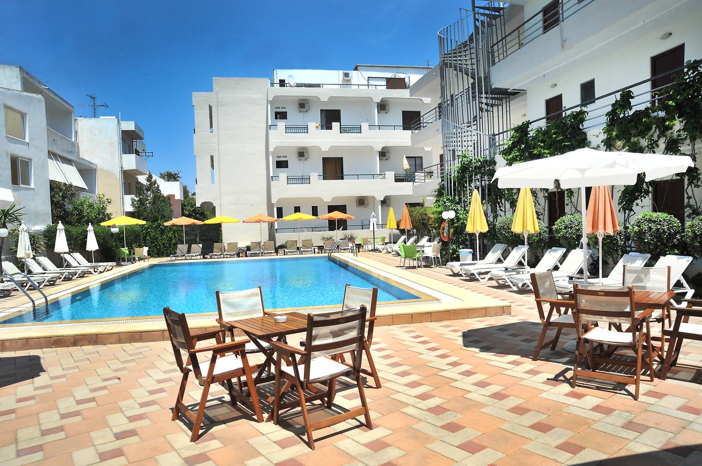 Santa-Marina-Hotel-Apartaments-Pool-5