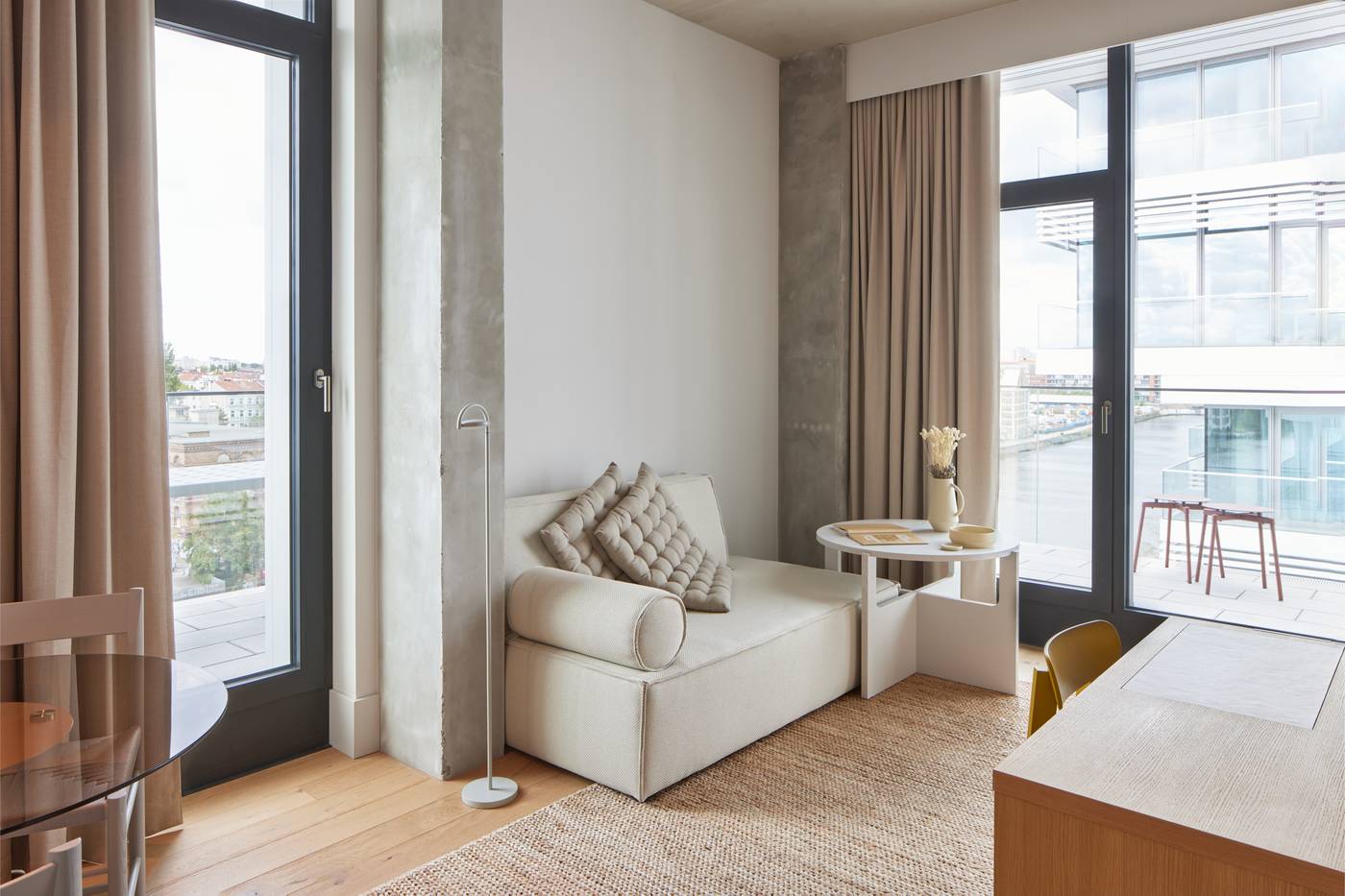 Locke-at-East-Side-Gallery--Friedrichshain-Room-21