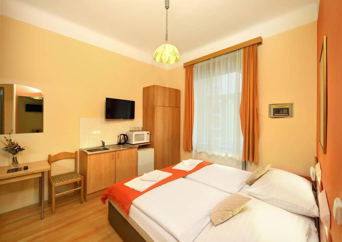 Hotel-Golden-City-Garni-Room-14