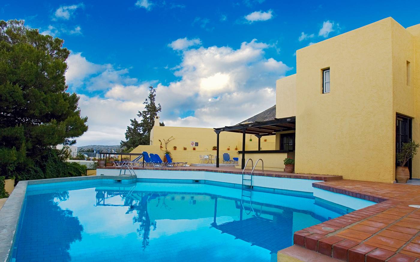 Sundance-Apartments---Suites-Pool-2