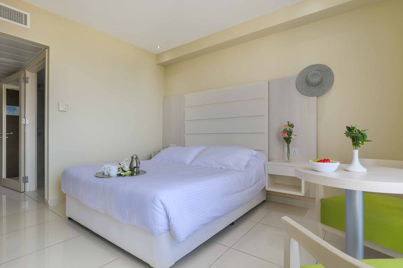 Double room with double bed, TV and seating area.