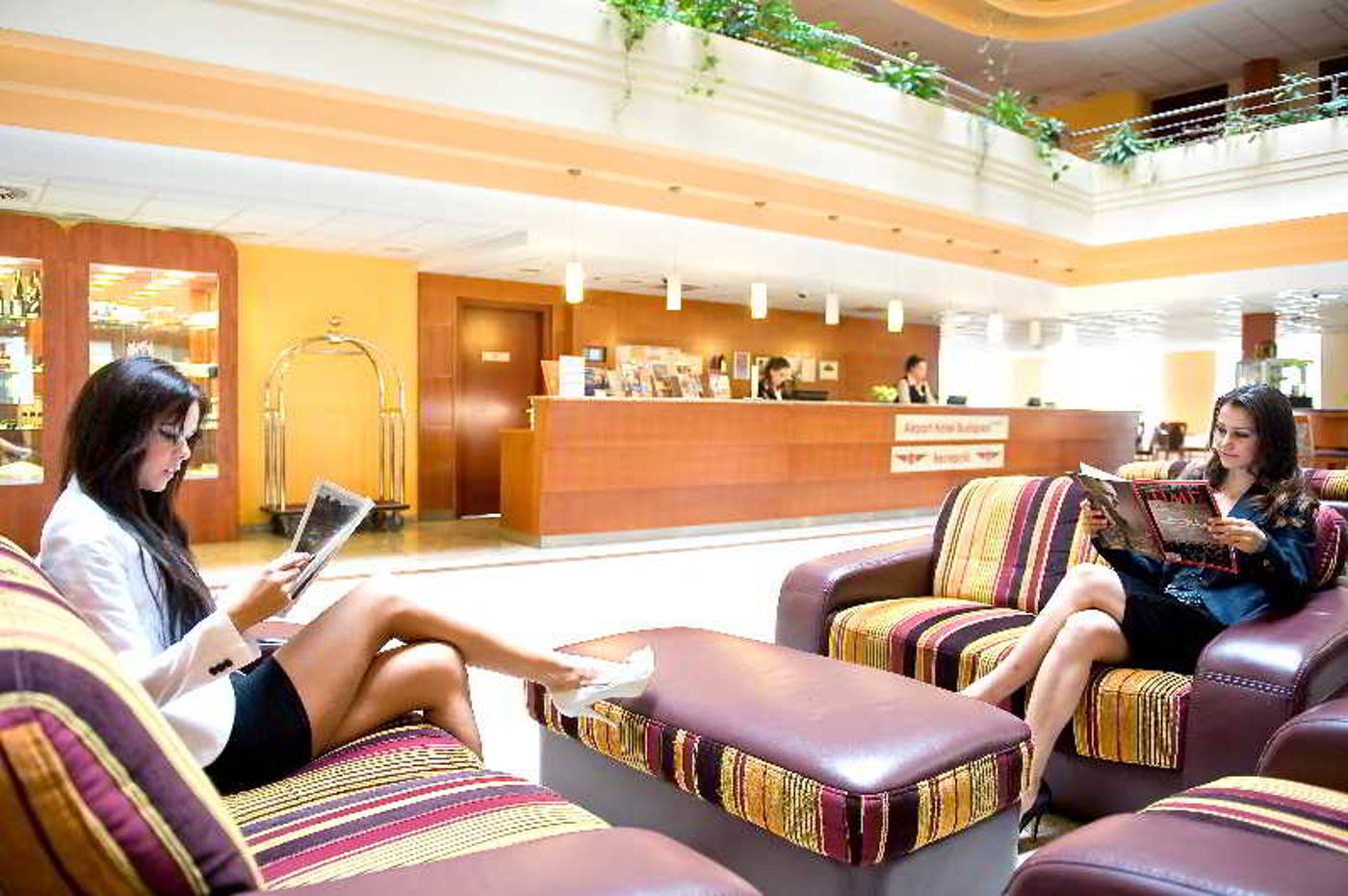 Airport-Hotel-Budapest-Lobby-9