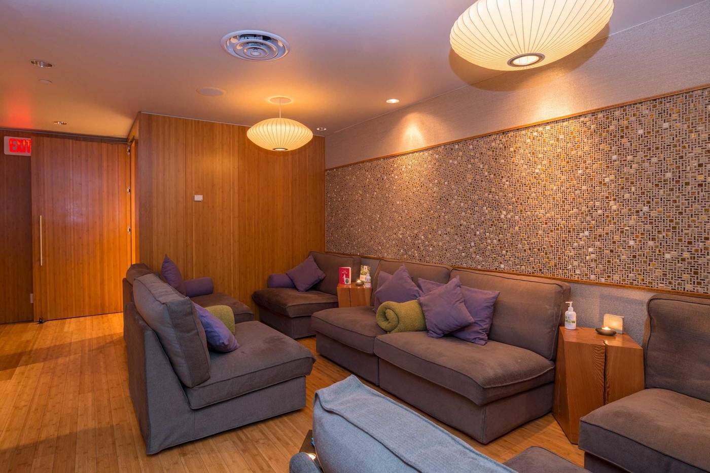 La-Grande-Residence-Vancouver-At-The-Sutton-Place-Bar-8