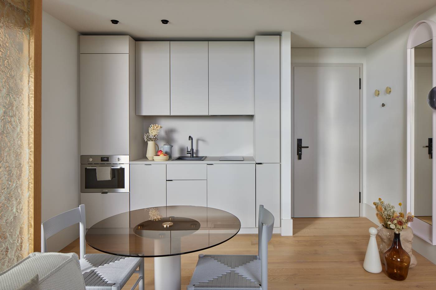 Locke-at-East-Side-Gallery--Friedrichshain-Room-27