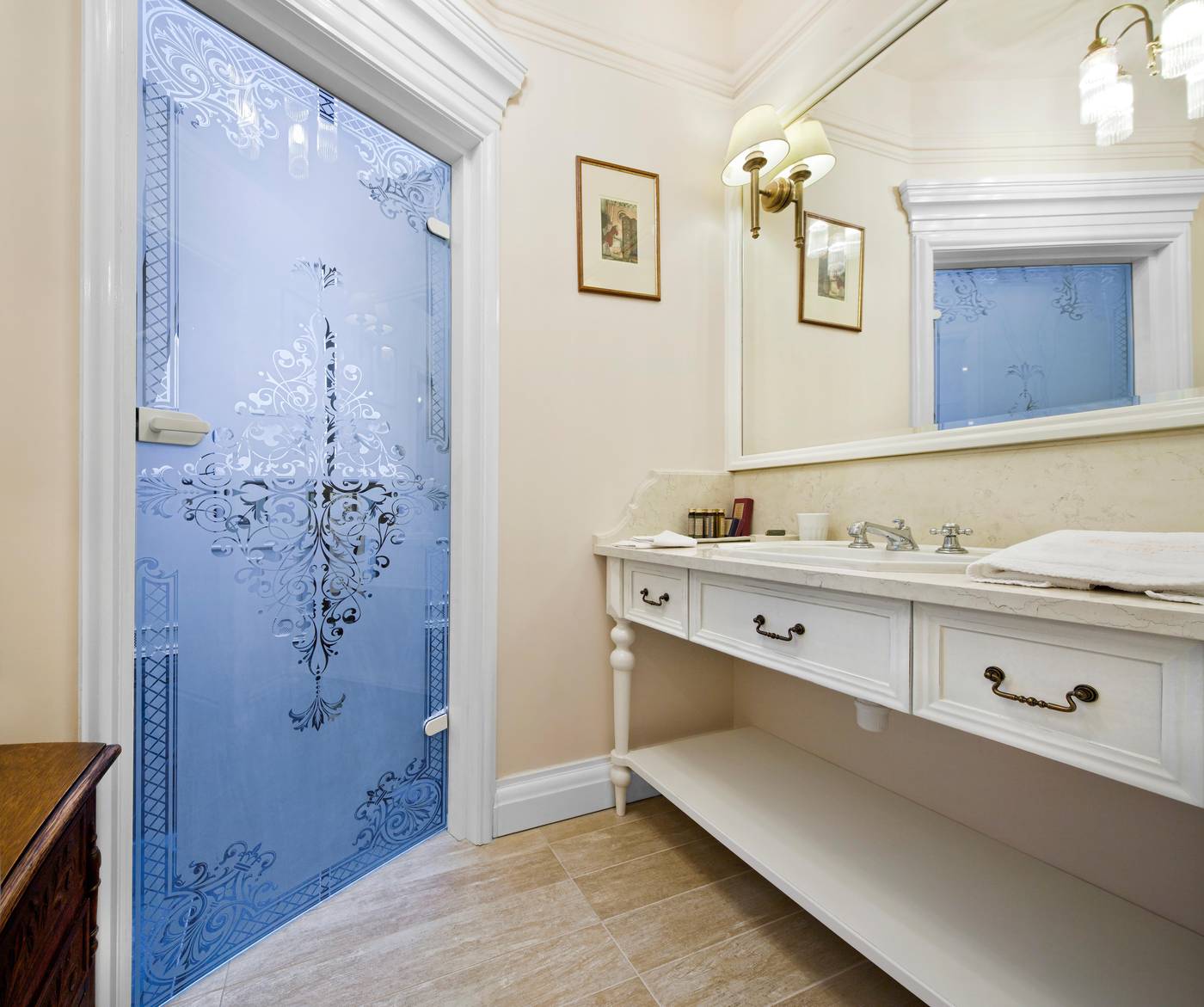 The-Bonerowski-Palace-Room-23