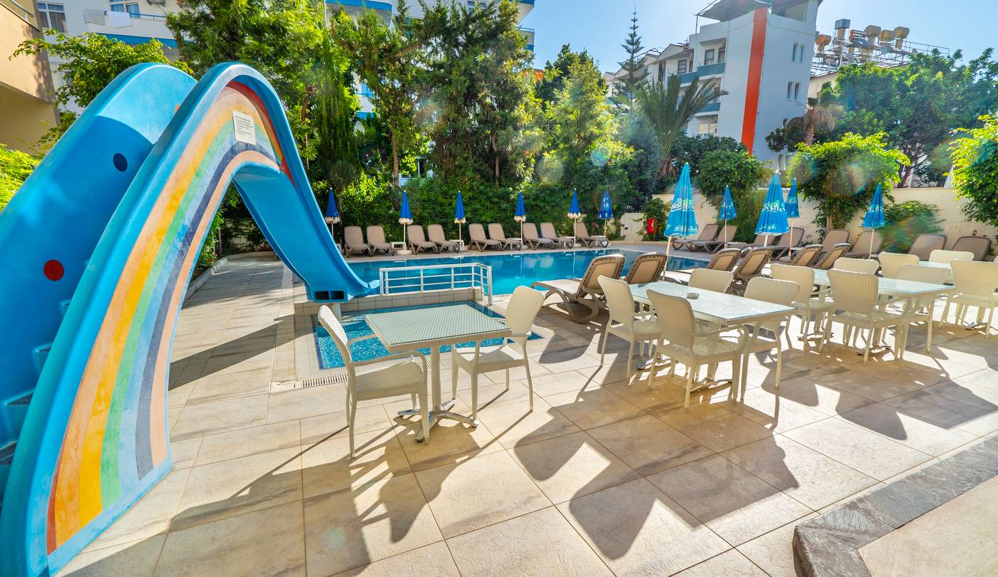 Kleopatra-Celine-Pool-4