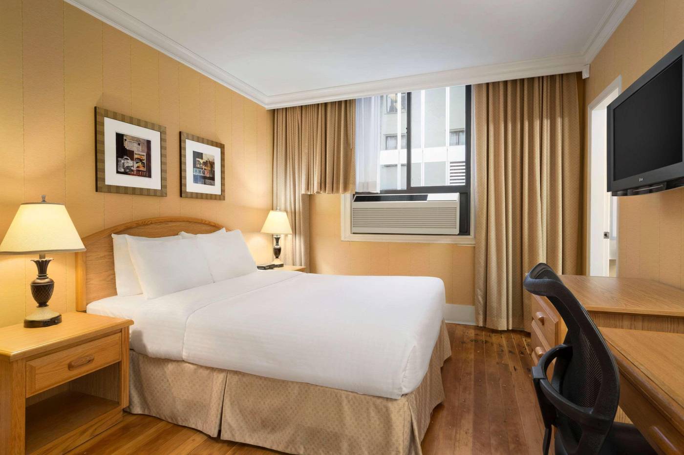 Days-Inn-by-Wyndham-Vancouver-Downtown-Room-11