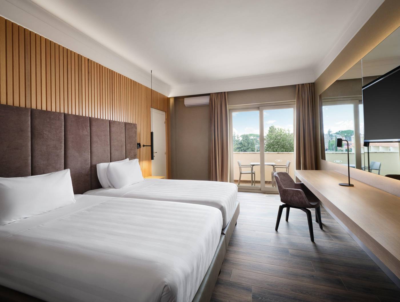 Crowne-Plaza-Rome---St--Peter-s-Room-35