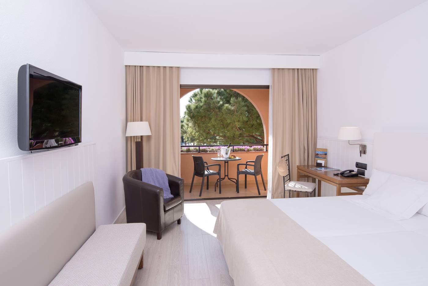 La-Costa-Hotel-Golf---Beach-Resort-Room-31
