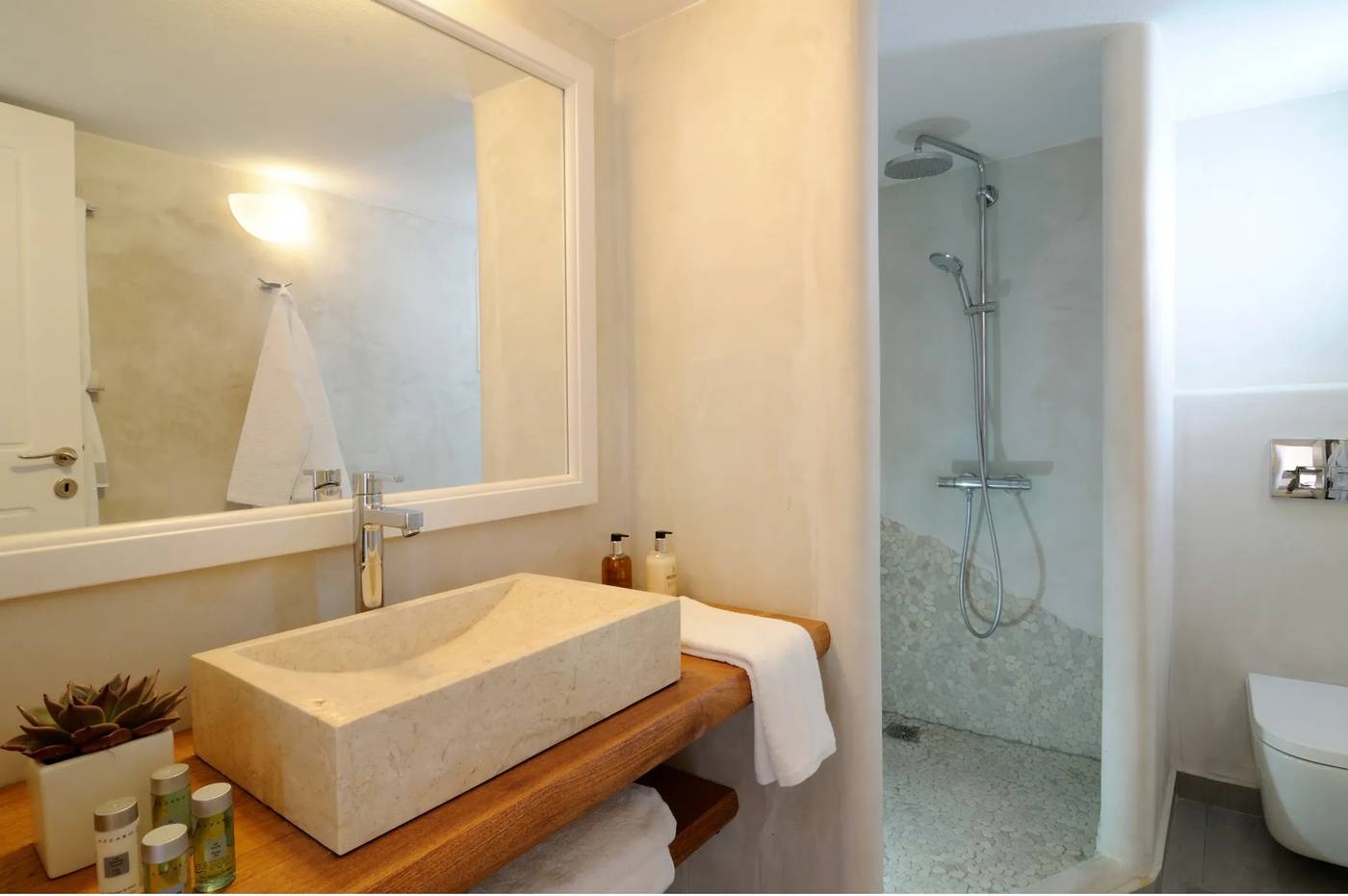 Aqua-Luxury-Suites-Room-46