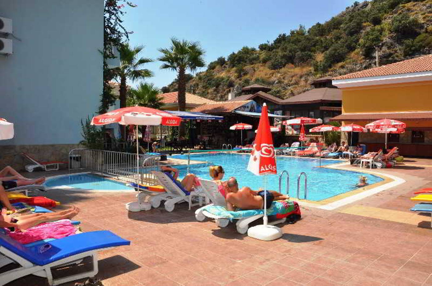 Montebello-Deluxe-Hotel-Pool-3