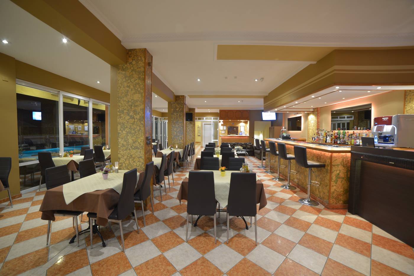 Angelina-Bar-16