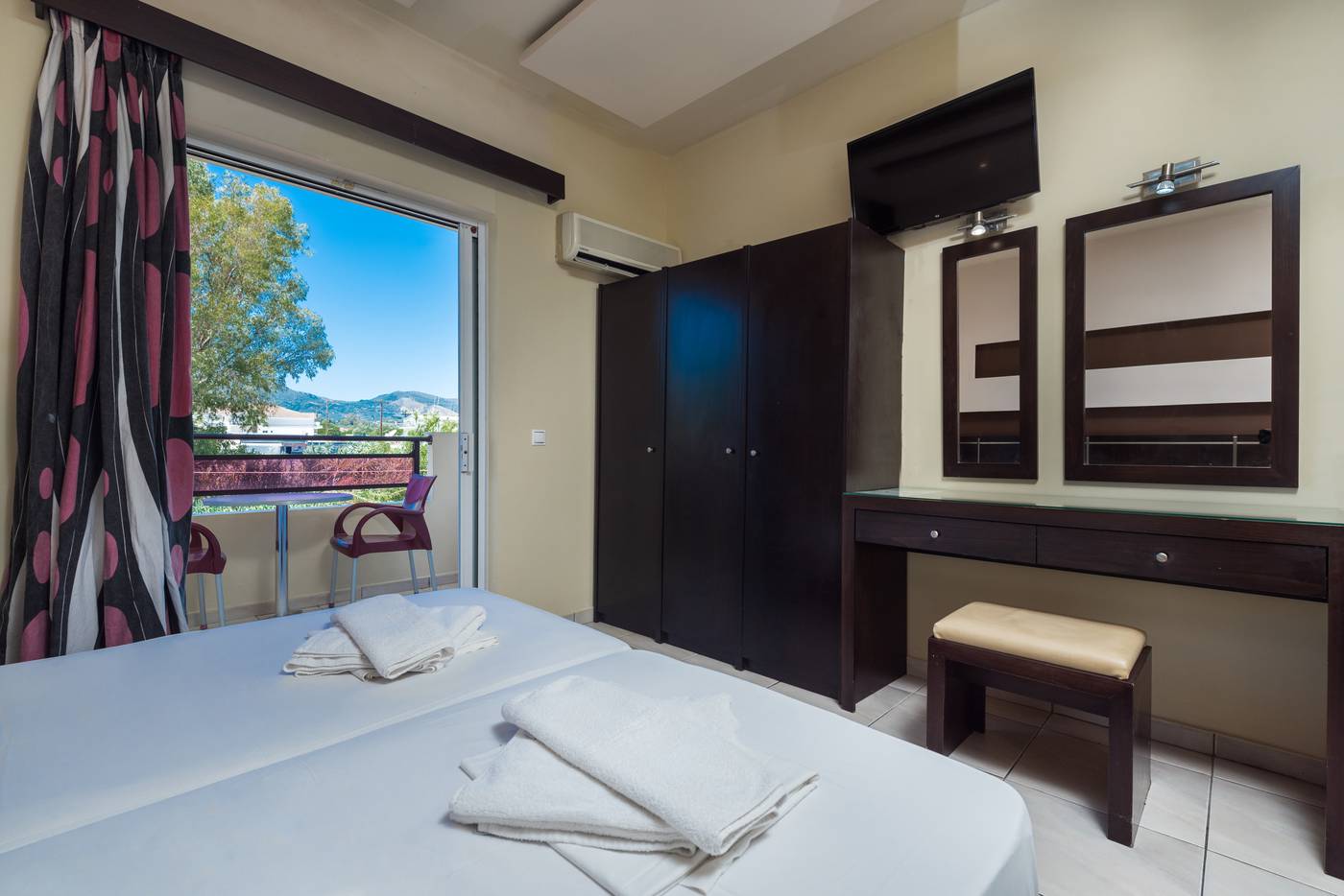 Canadian-Hotel-Room-23