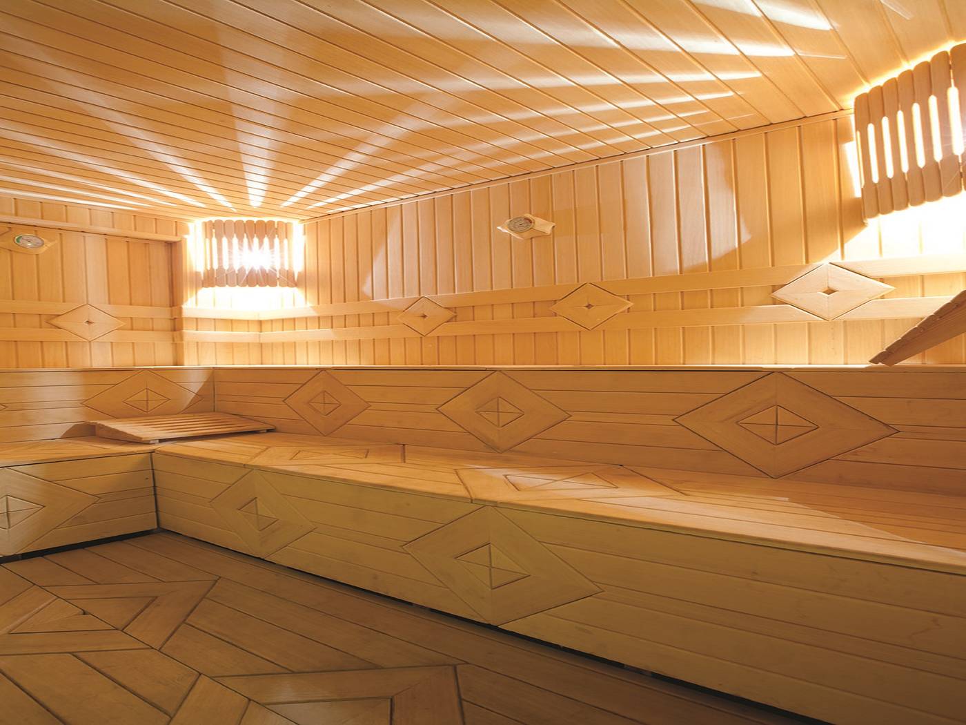 Malibu-Beach-Hotel-Sports-and-Entertainment-36