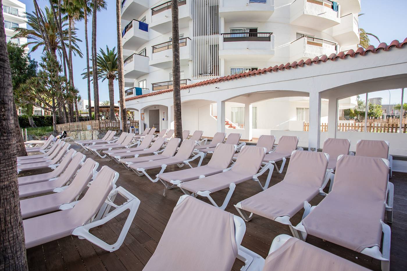 Servatur-Waikiki-Pool-7