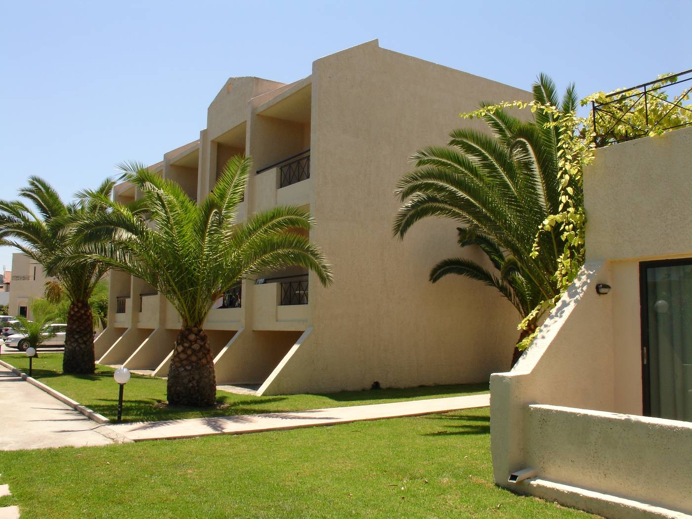 Summerland-Hotel-and-Bungalows-General-view-7