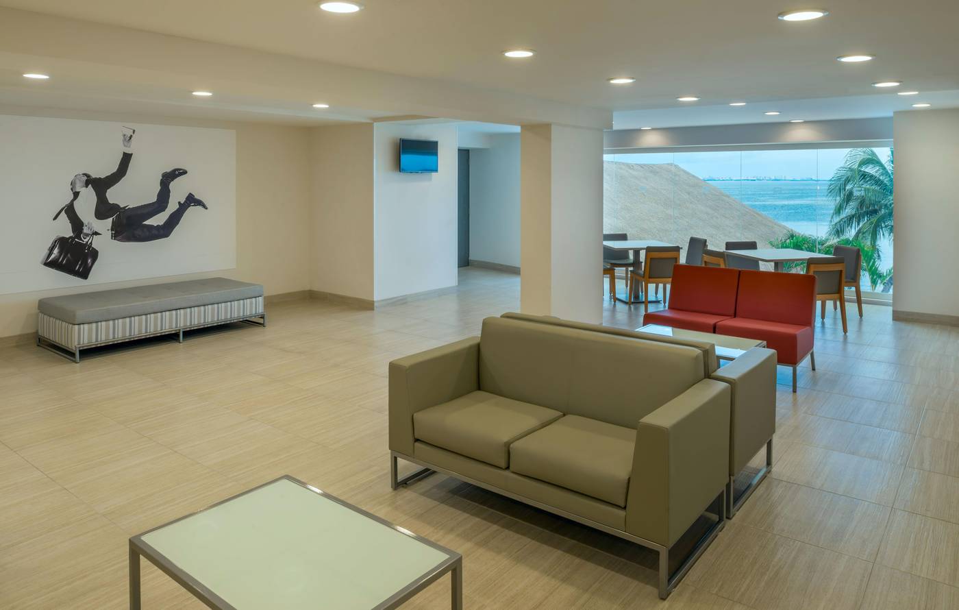 Real-Inn-Cancun-Lobby-64