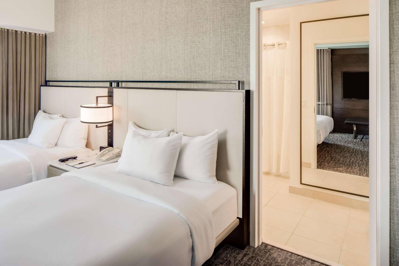 Doubletree-Hotel-Jersey-City-Room-20