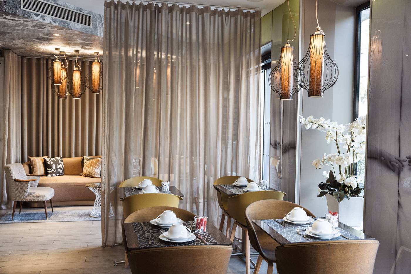 Hotel-Eiffel-Segur-Lobby-14