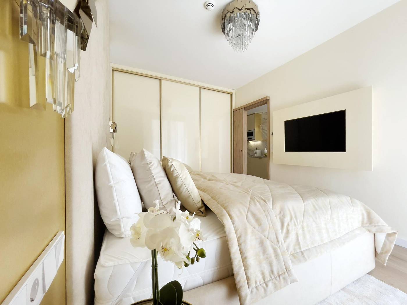 Hotel-Emerald---Suites-Room-67