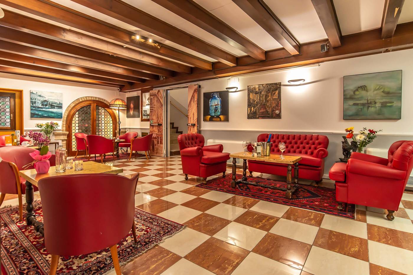 La-Fenice-et-des-Artistes-Lobby-7