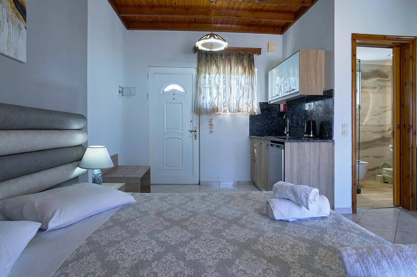 Makis Studios & Apartments