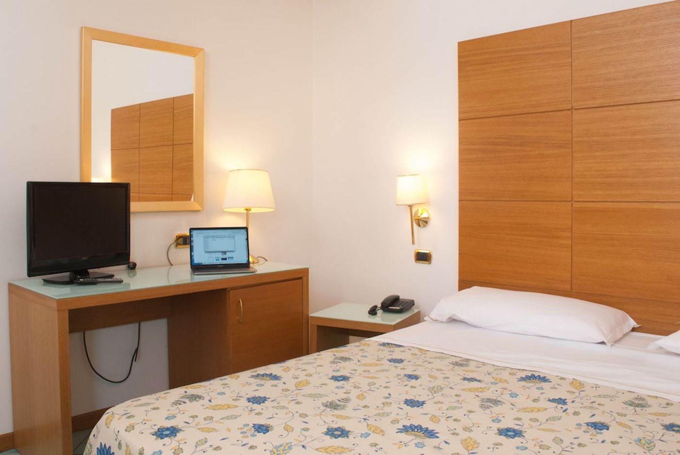 expedia-3163710-12