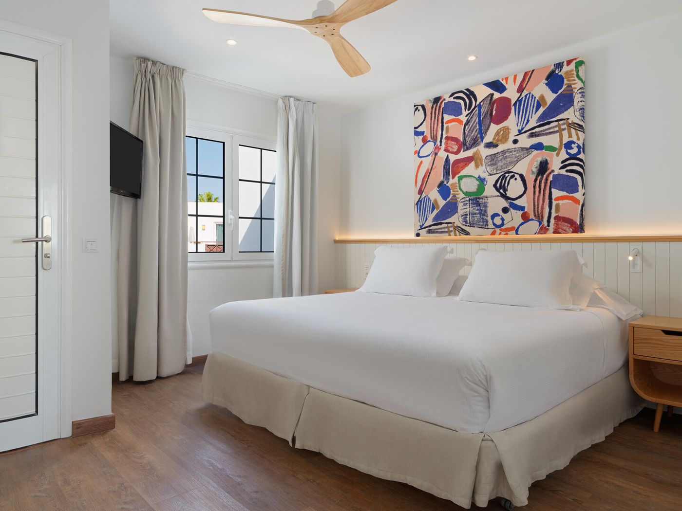 25.02.26 H10 White Suites