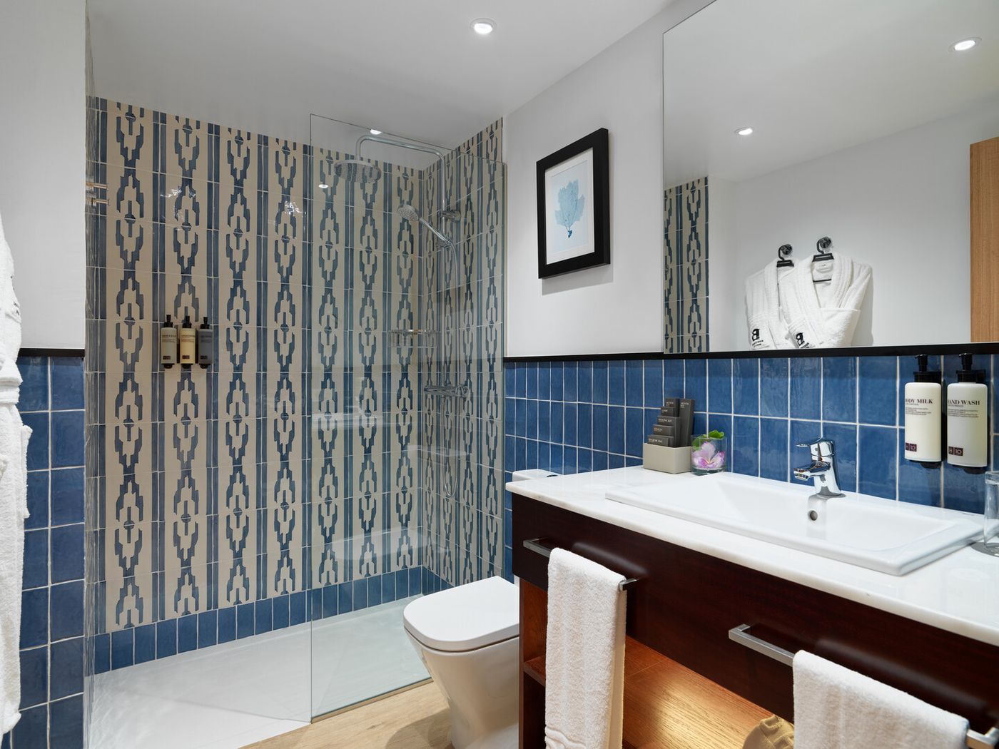 25.02.26 H10 White Suites