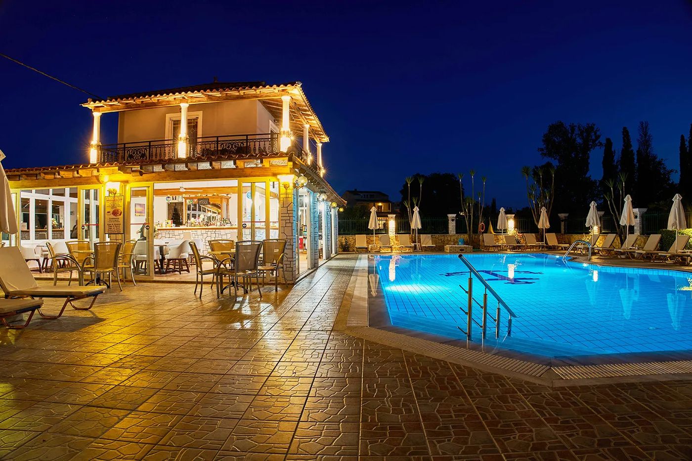 Makis Studios & Apartments