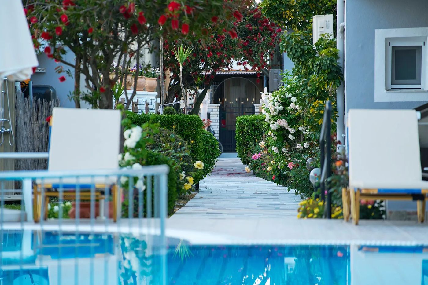 Makis Studios & Apartments