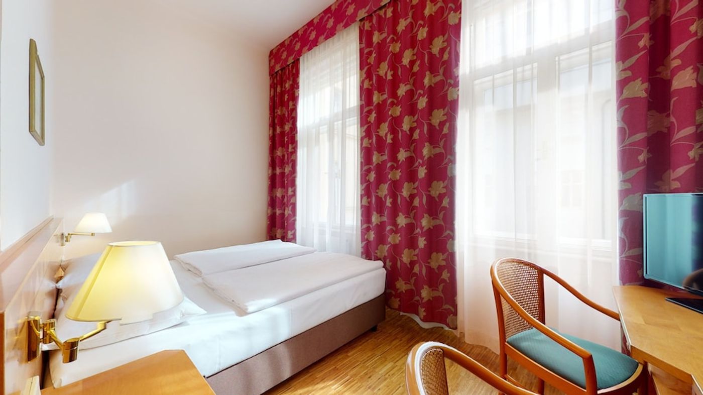 expedia-3163937-4