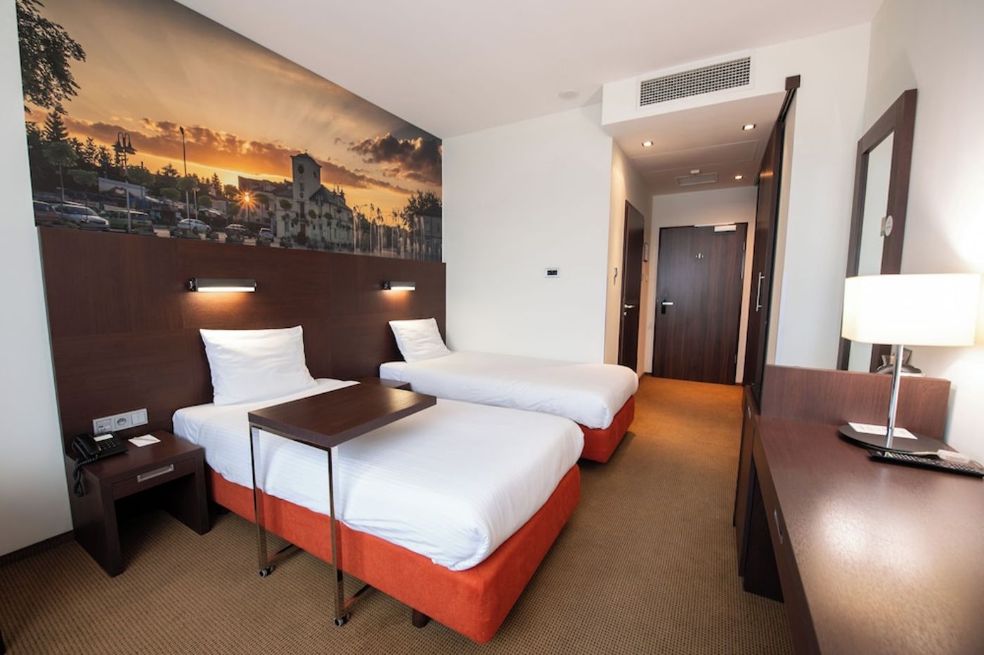 expedia-3163959-10
