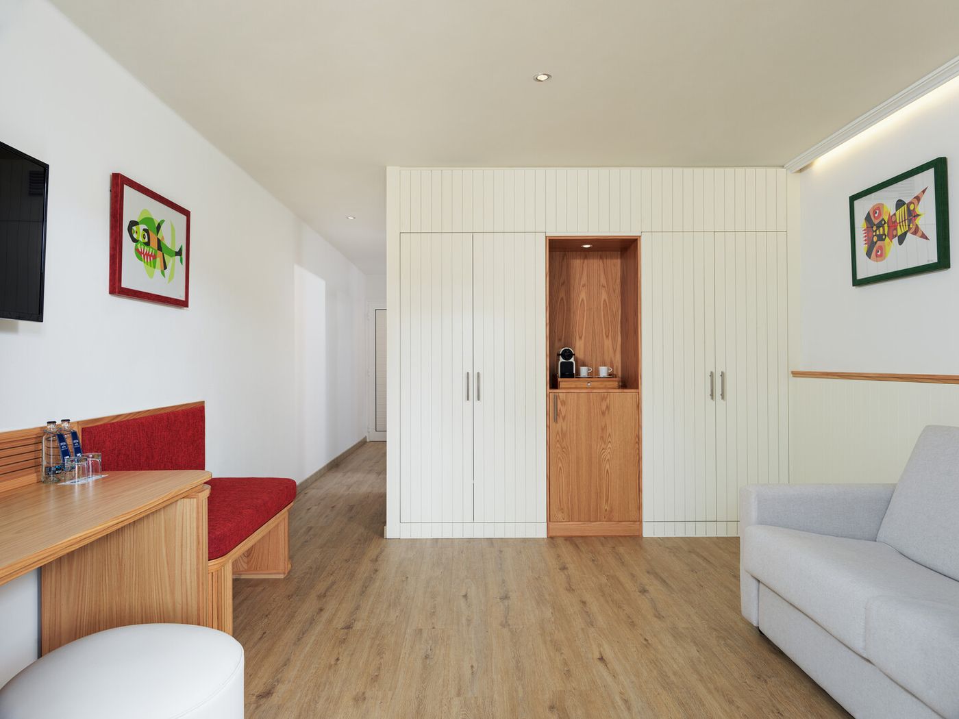 25.02.26 H10 White Suites