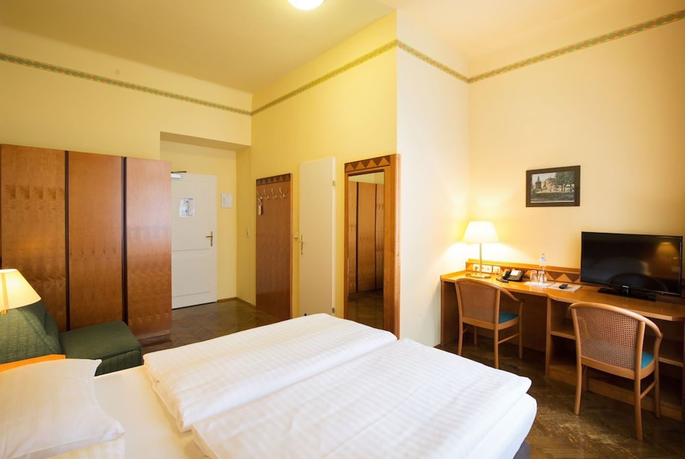 expedia-3163937-16
