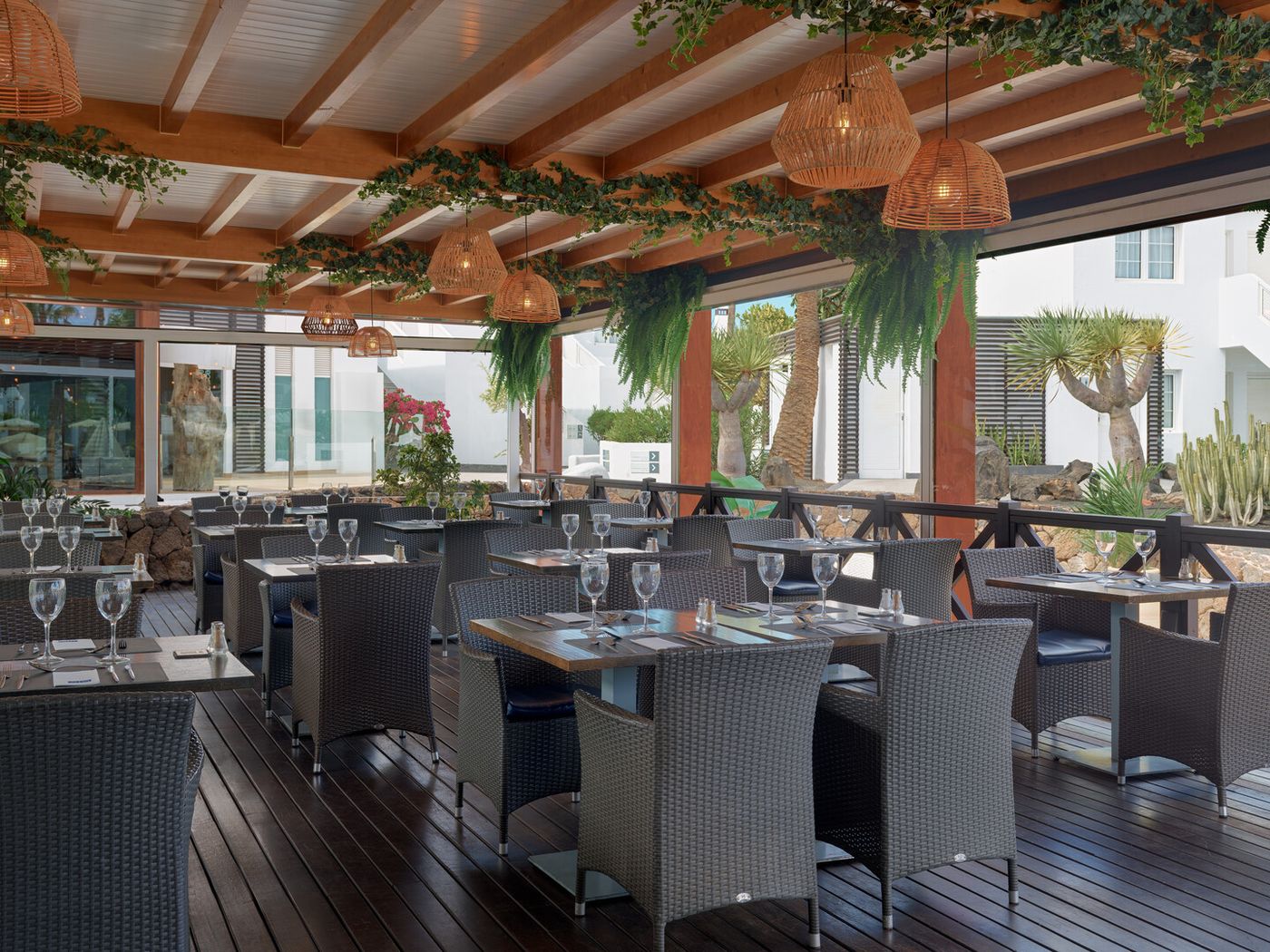 25.02.26 H10 White Suites